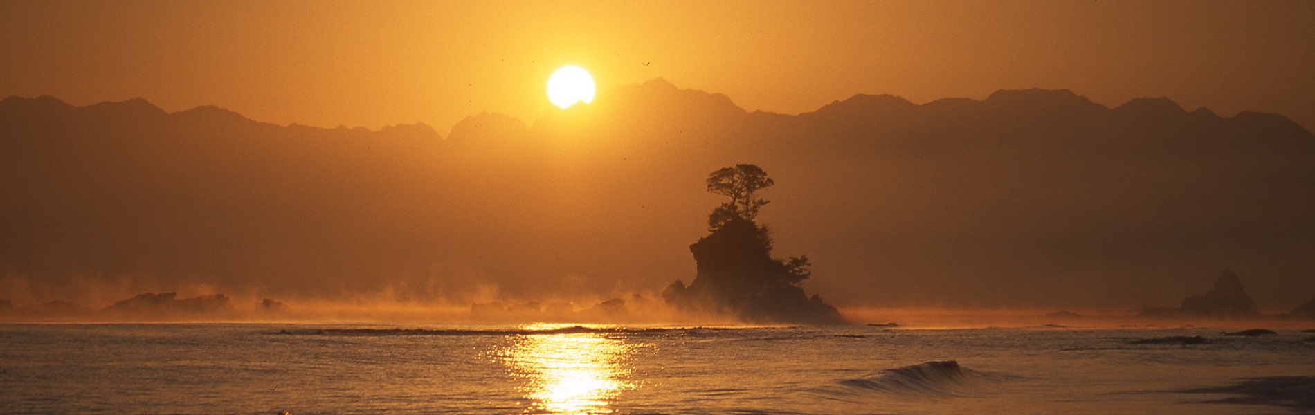 気嵐、厳冬期の雨晴海岸で見ることができる霧のこと。