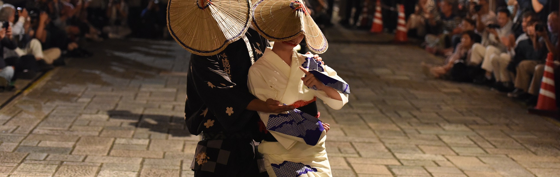 九月一日から三日間「越中おわら節」にのせて 踊り明かす「風の盆」が繰り広げられる