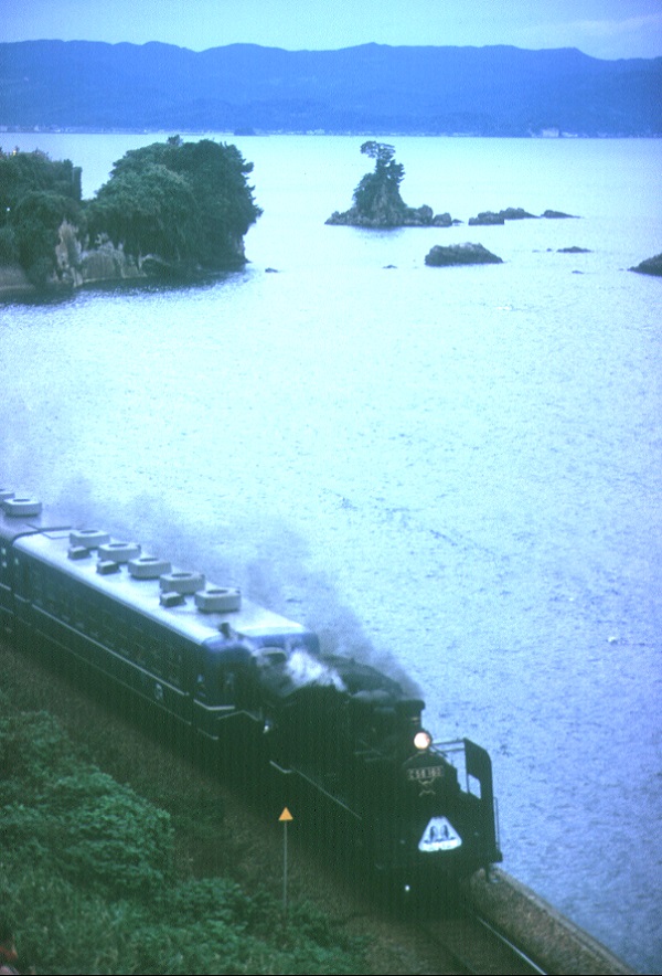 雨晴海岸沿いを走る蒸気機関車