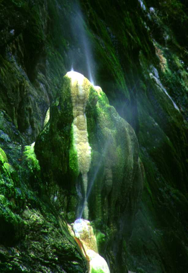 岩間温泉の噴泉塔